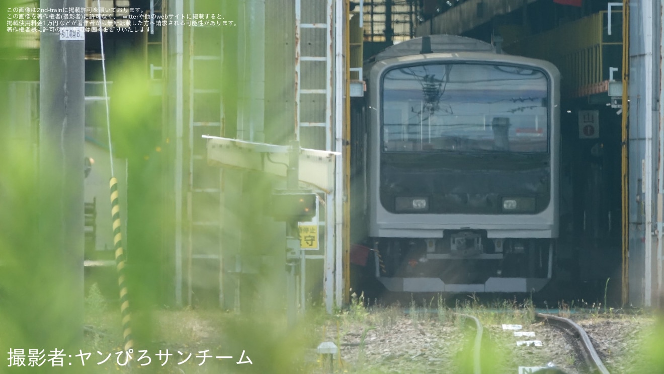 【JR東】E501系先頭車の前面帯や側面帯が剥がされる（転用改造開始か）の拡大写真