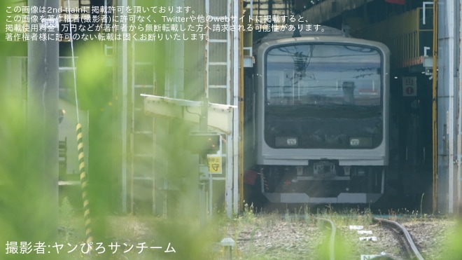 【JR東】E501系先頭車の前面帯や側面帯が剥がされる（転用改造開始か）を郡山総合車両センターで撮影した写真