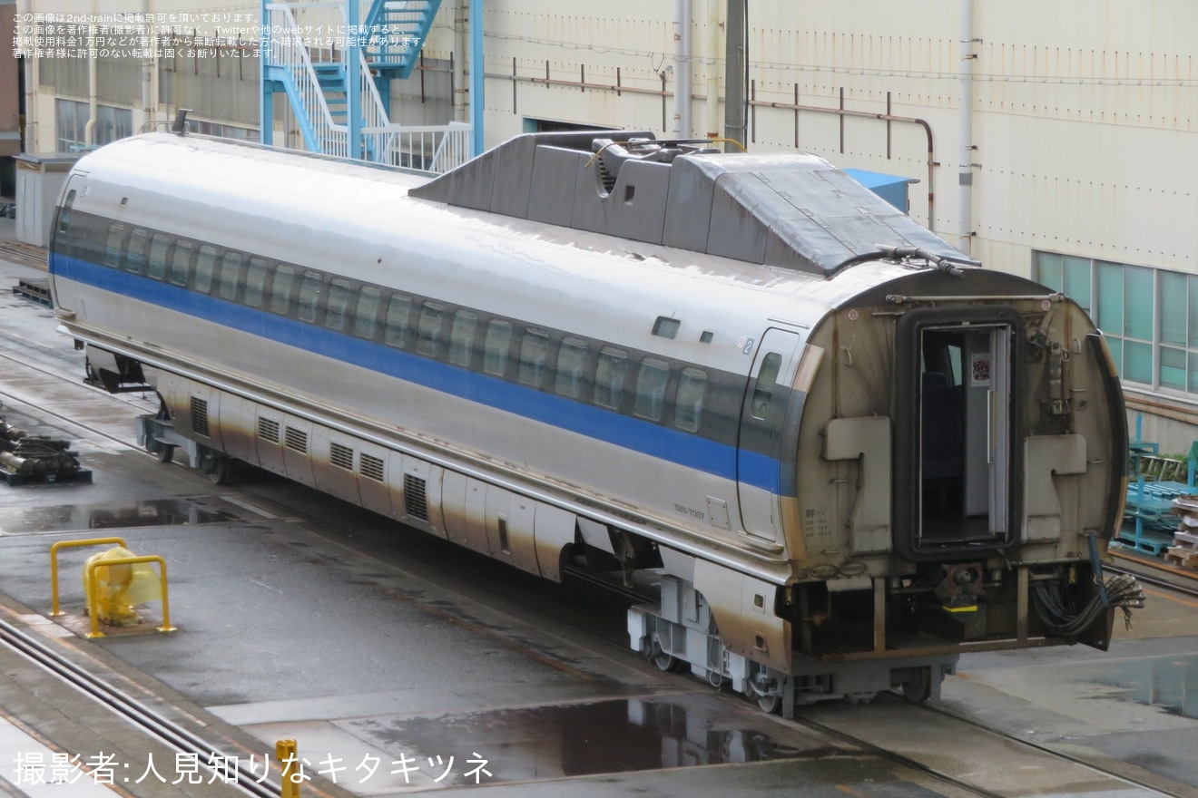 【JR西】500系V3編成の2号車が仮台車に載せた状況にの拡大写真