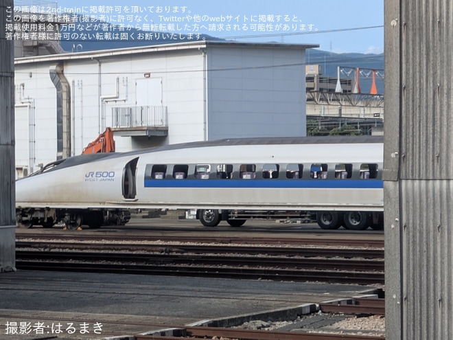 【JR西】500系V3編成の1号車(521-7003)が解体中を博多総合車両所付近で撮影した写真