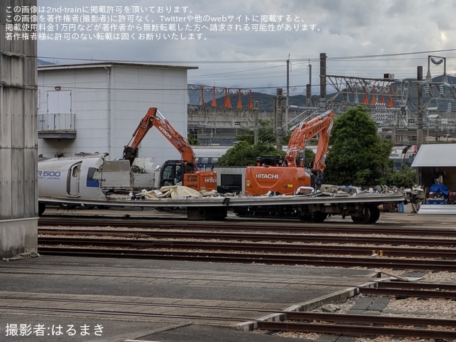 【JR西】500系V3編成の1号車(521-7003)が解体中を博多総合車両所付近で撮影した写真