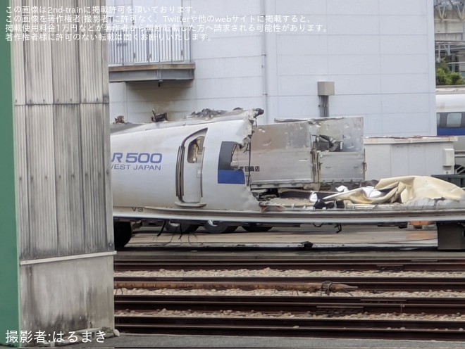 【JR西】500系V3編成の1号車(521-7003)が解体中を博多総合車両所付近で撮影した写真