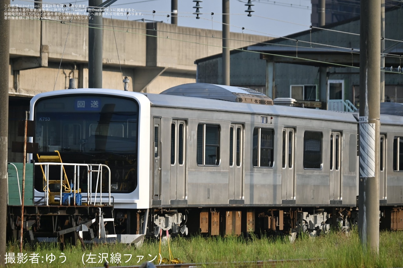【JR東】E501系5両編成中4両の前面帯や側面帯が剥がされるの拡大写真