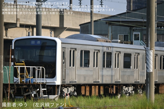 【JR東】E501系5両編成中4両の前面帯や側面帯が剥がされるを郡山総合車両センター付近で撮影した写真