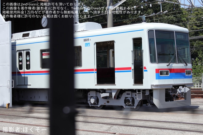 【京成】8800形8809編成が京成色に変更をくぬぎ山車両基地付近で撮影した写真