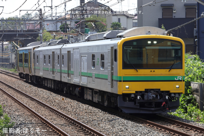【JR東】E493系牽引によるキハE130-106郡山総合車両センター入場配給を東松戸～新八柱間で撮影した写真