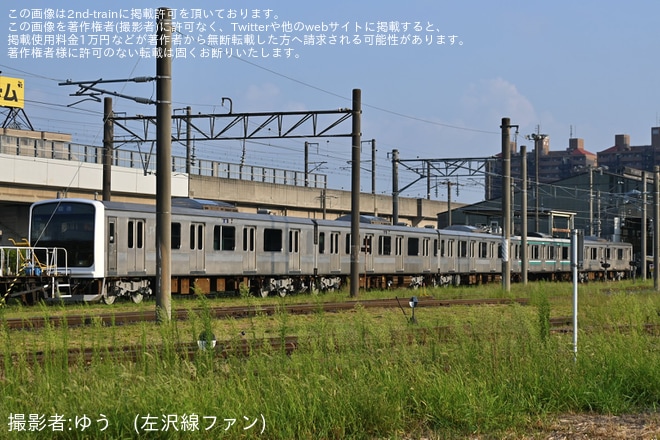 【JR東】E501系5両編成中4両の前面帯や側面帯が剥がされるを郡山総合車両センター付近で撮影した写真