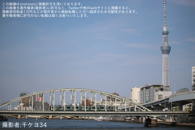 【JR東】E131系マリR09編成 大宮総合車両センター出場を浅草橋～両国間で撮影した写真