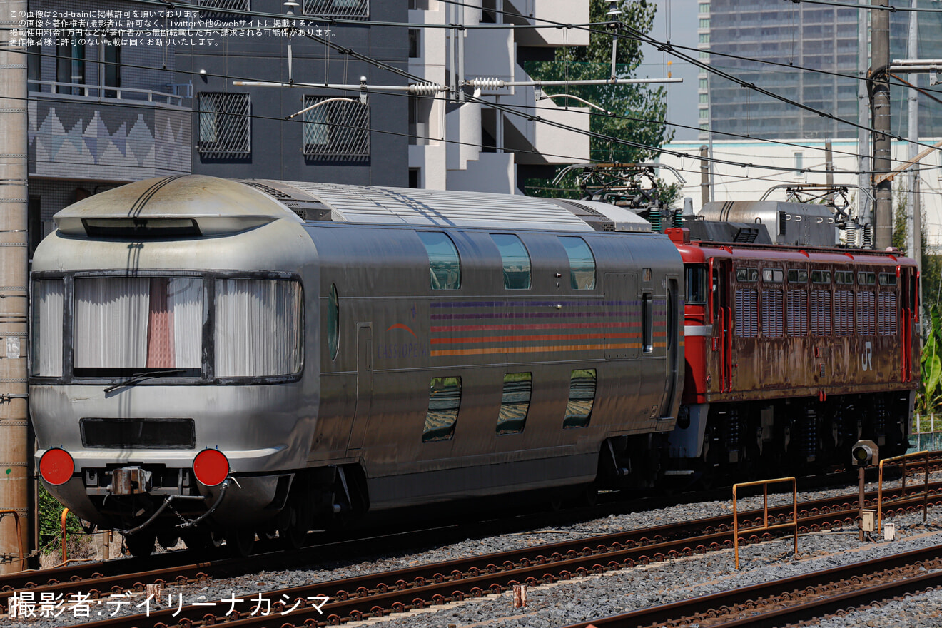 【JR東】E26系スロネフE26-1(カシオペアスイート)が大宮総合車両センターへ配給輸送の拡大写真