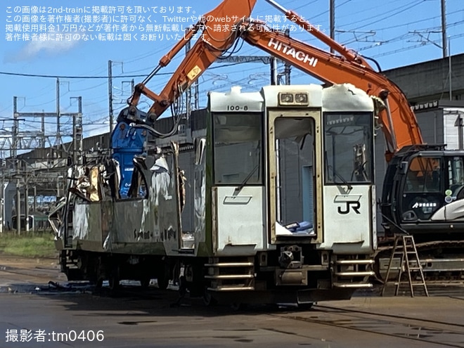 郡山総合車両センターで撮影された【JR東】キハ100-8が郡山総合車両センターで解体中