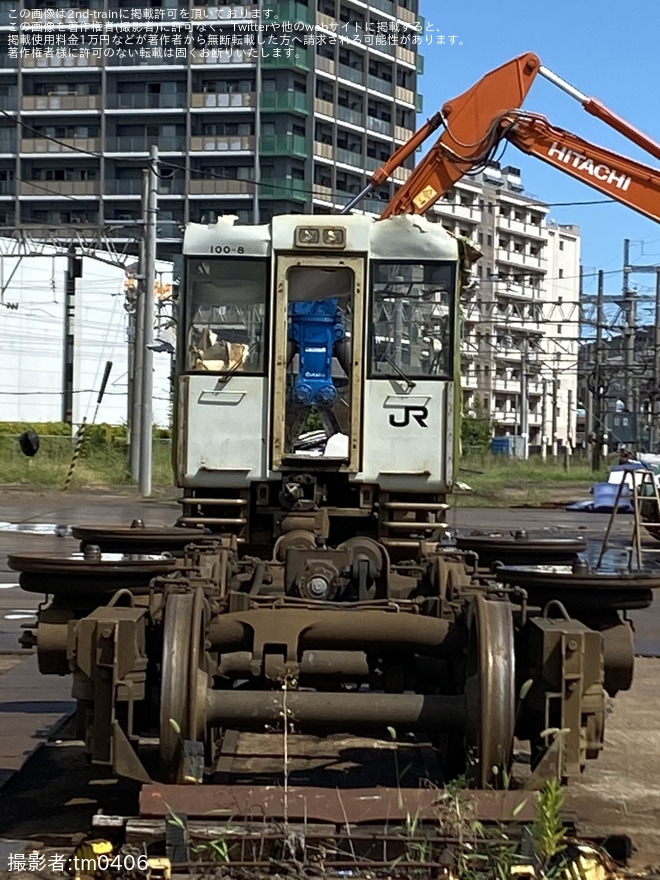 郡山総合車両センターで撮影された【JR東】キハ100-8が郡山総合車両センターで解体中