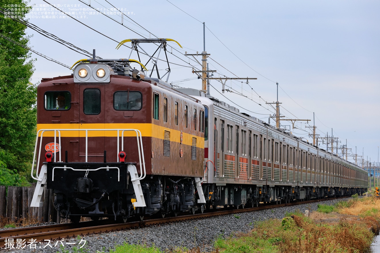 【東武】三岐鉄道カラーのデキ303牽引による10000型11003F南栗橋工場出場回送の拡大写真