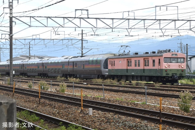 長野総合車両センター付近で撮影された【JR東】E26系「カシオペア」客車7両がクモヤ143牽引で構内入換