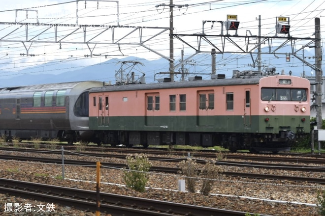 長野総合車両センター付近で撮影された【JR東】E26系「カシオペア」客車7両がクモヤ143牽引で構内入換