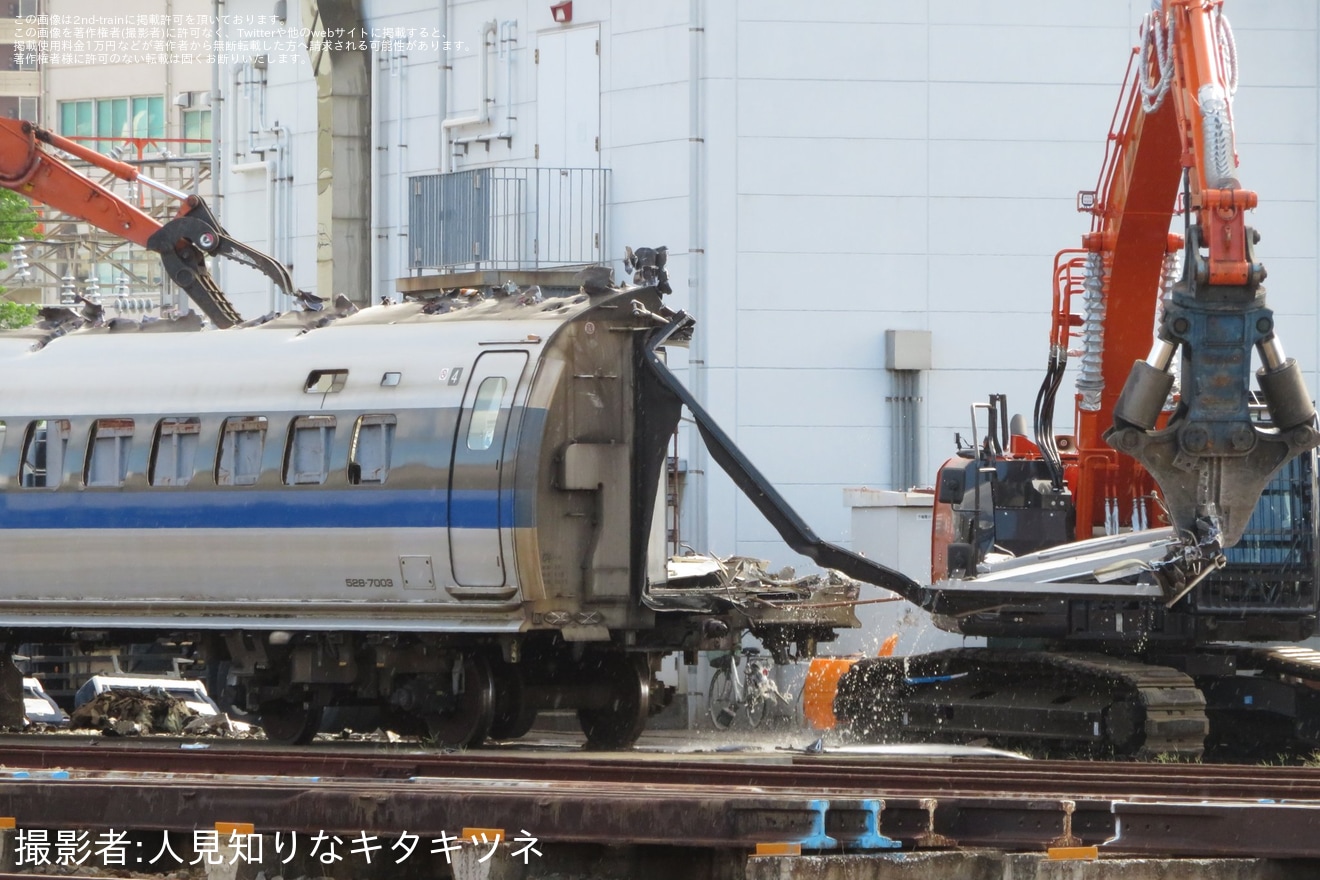 【JR西】500系V3編成の4号車(528-7003)が解体線への拡大写真