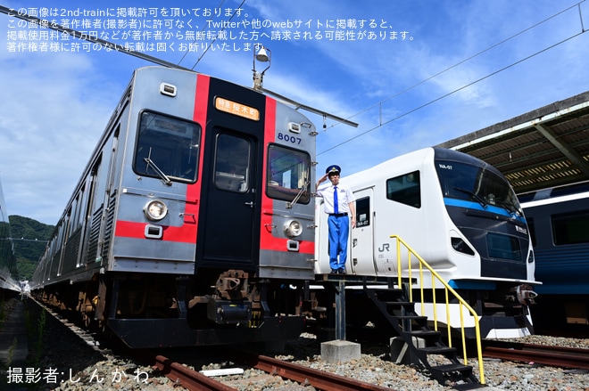 【伊豆急】「ダーリンハニー吉川正洋といく！！懐かしの東急8000系金目きっぷツアー」が開催を伊豆急下田駅で撮影した写真