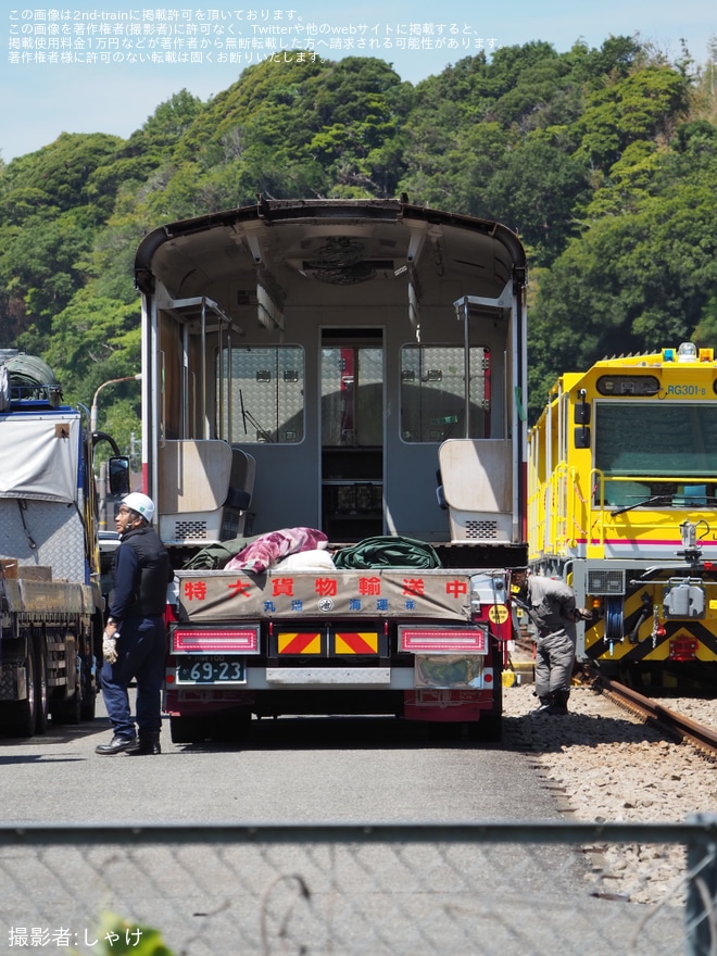 【京急】800形823編成の車体が切断を不明で撮影した写真