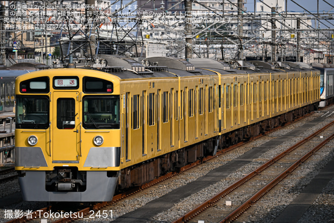 小手指車両基地で撮影された【西武】2000系2461F+2049Fが小手指車両基地にて留置される