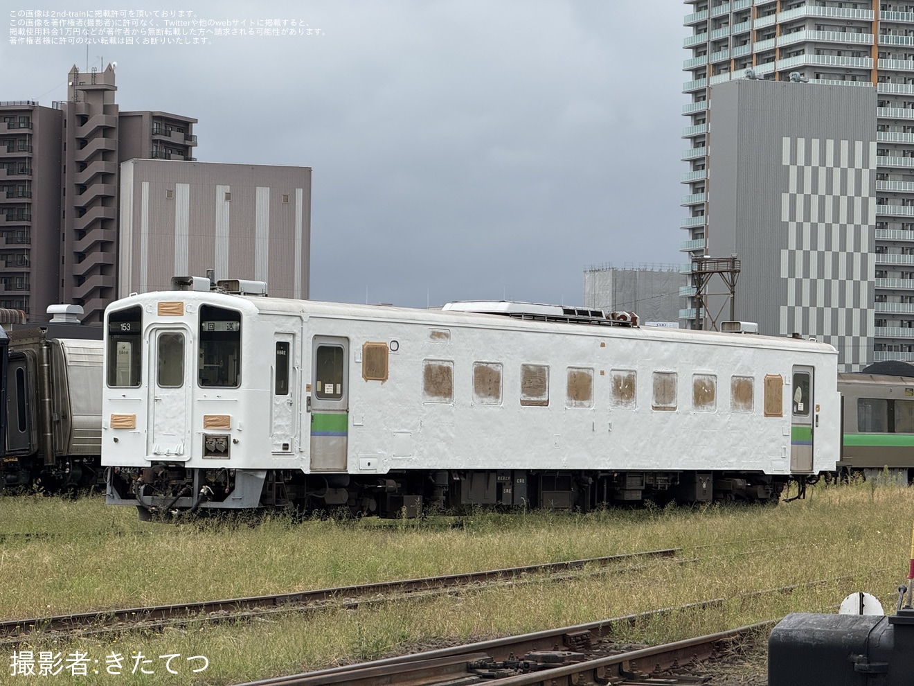 【JR北】キハ143-153が真っ白な姿にの拡大写真