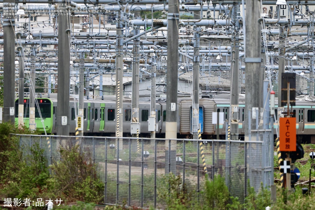 【JR東】E235系トウ39編成の前面グラデーションが消え山手線103系のような顔に装飾されている姿が目撃の拡大写真