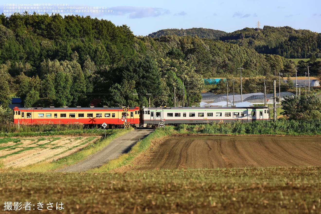 【JR北】鉄道ファン有志にて団体臨時快速ゆうばり号がキハ40リバイバルカラーで運転の拡大写真