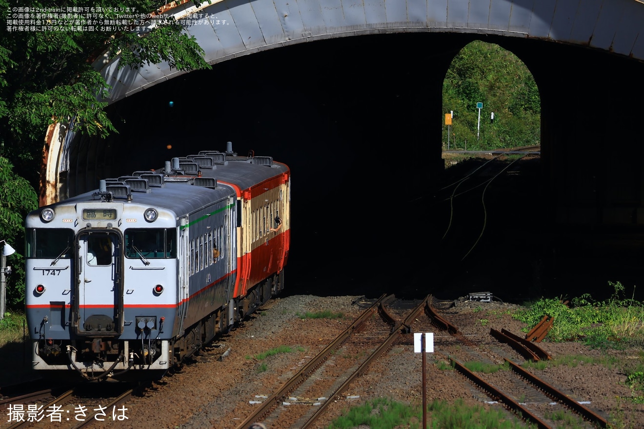 【JR北】鉄道ファン有志にて団体臨時快速ゆうばり号がキハ40リバイバルカラーで運転の拡大写真