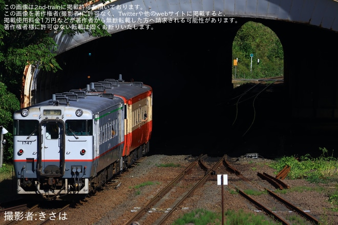 【JR北】鉄道ファン有志にて団体臨時快速ゆうばり号がキハ40リバイバルカラーで運転
