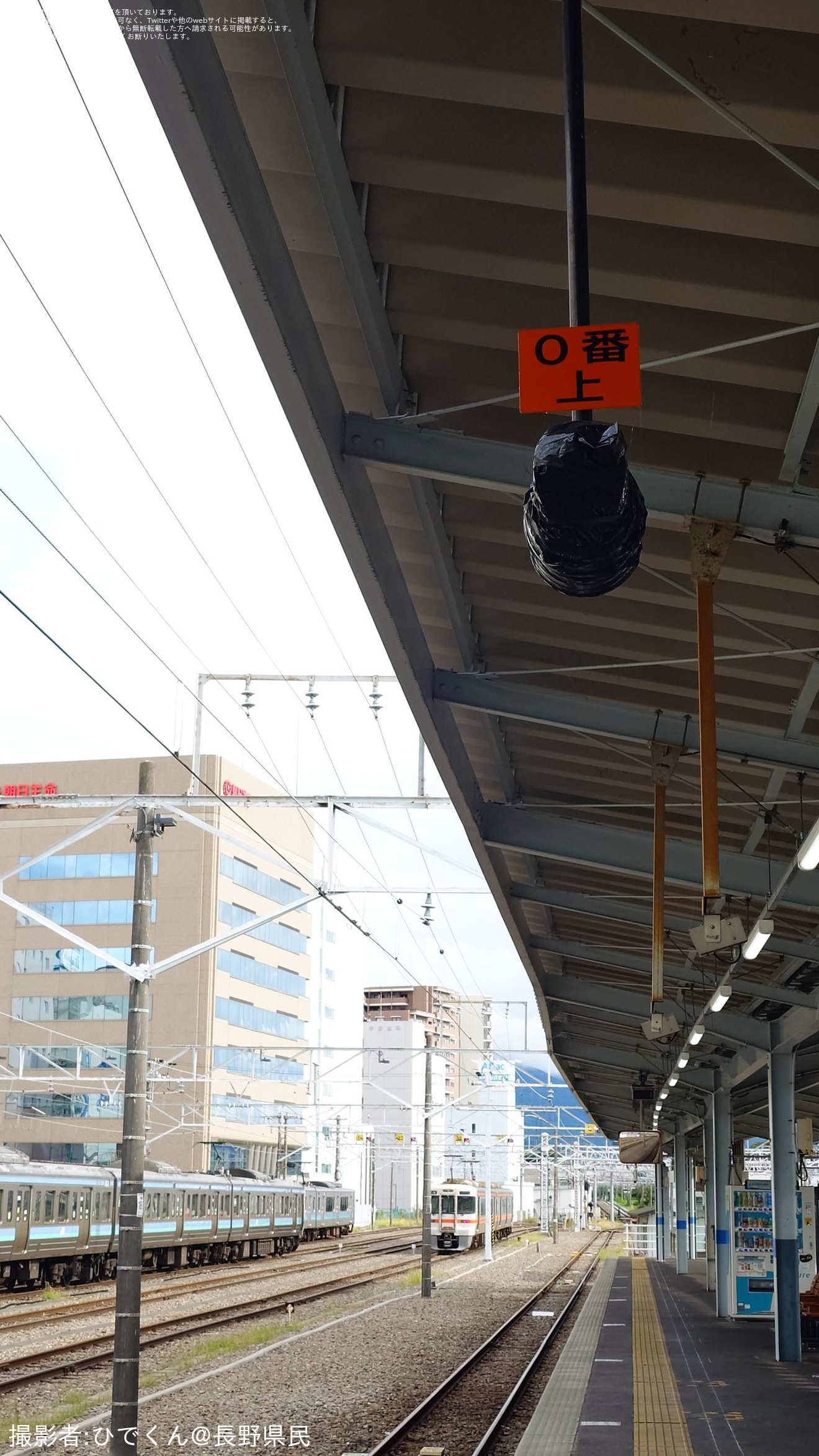 【JR東】松本駅の0番線の使用停止後の処置として転落防止柵新設工事が実施の拡大写真