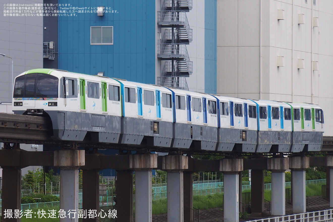 【東モノ】2000形2031FがHERALBONYの装飾にの拡大写真