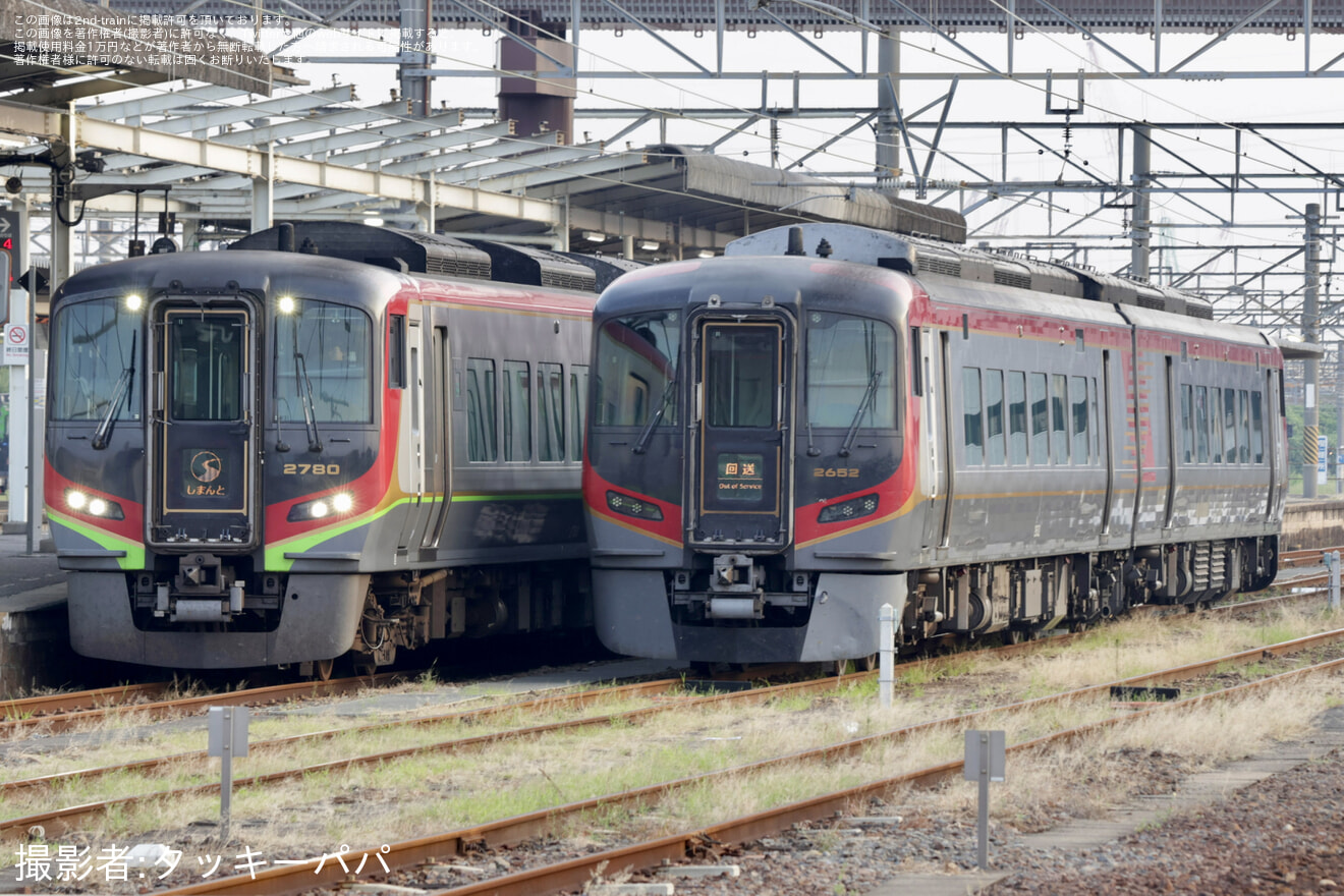 【JR四】2600系気動車2602+2652が高徳線用アンパンマン列車ラッピングのため多度津工場入場の拡大写真