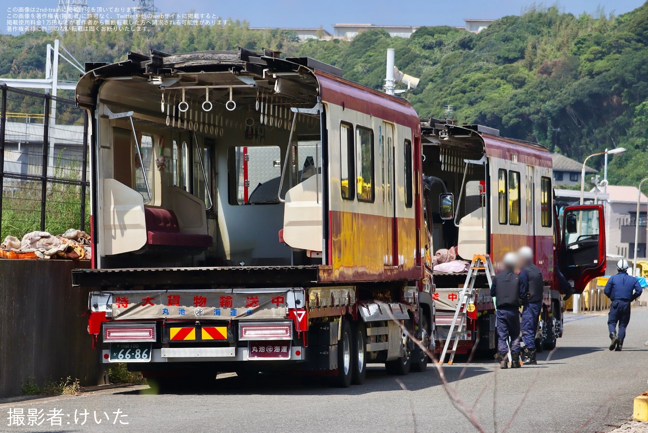 【京急】2000形2011編成の2018号車と2012号車が久里浜工場から搬出の拡大写真