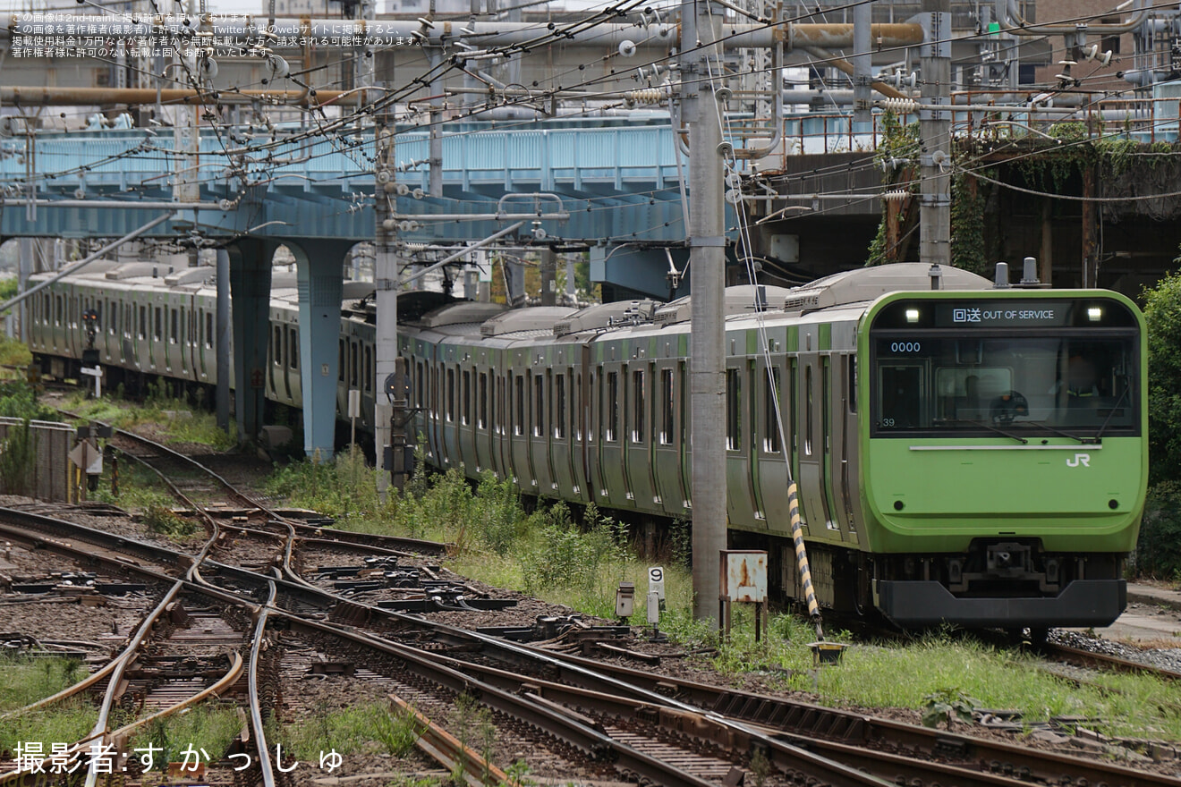 【JR東】E235系0番台トウ39編成が前頭部の塗装変更を終えて入換作業を実施の拡大写真