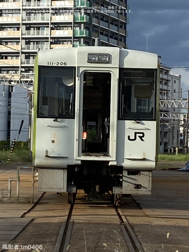 郡山総合車両センター付近で撮影された【JR東】キハ111-206+キハ112-206が郡山総合車両センターの解体線へ移動