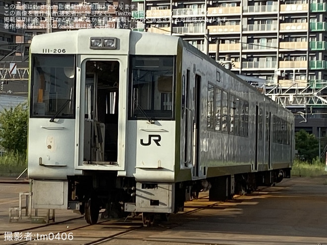 郡山総合車両センター付近で撮影された【JR東】キハ111-206+キハ112-206が郡山総合車両センターの解体線へ移動