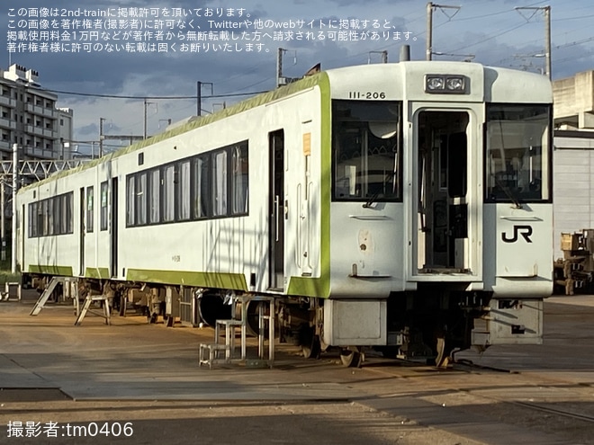 郡山総合車両センター付近で撮影された【JR東】キハ111-206+キハ112-206が郡山総合車両センターの解体線へ移動