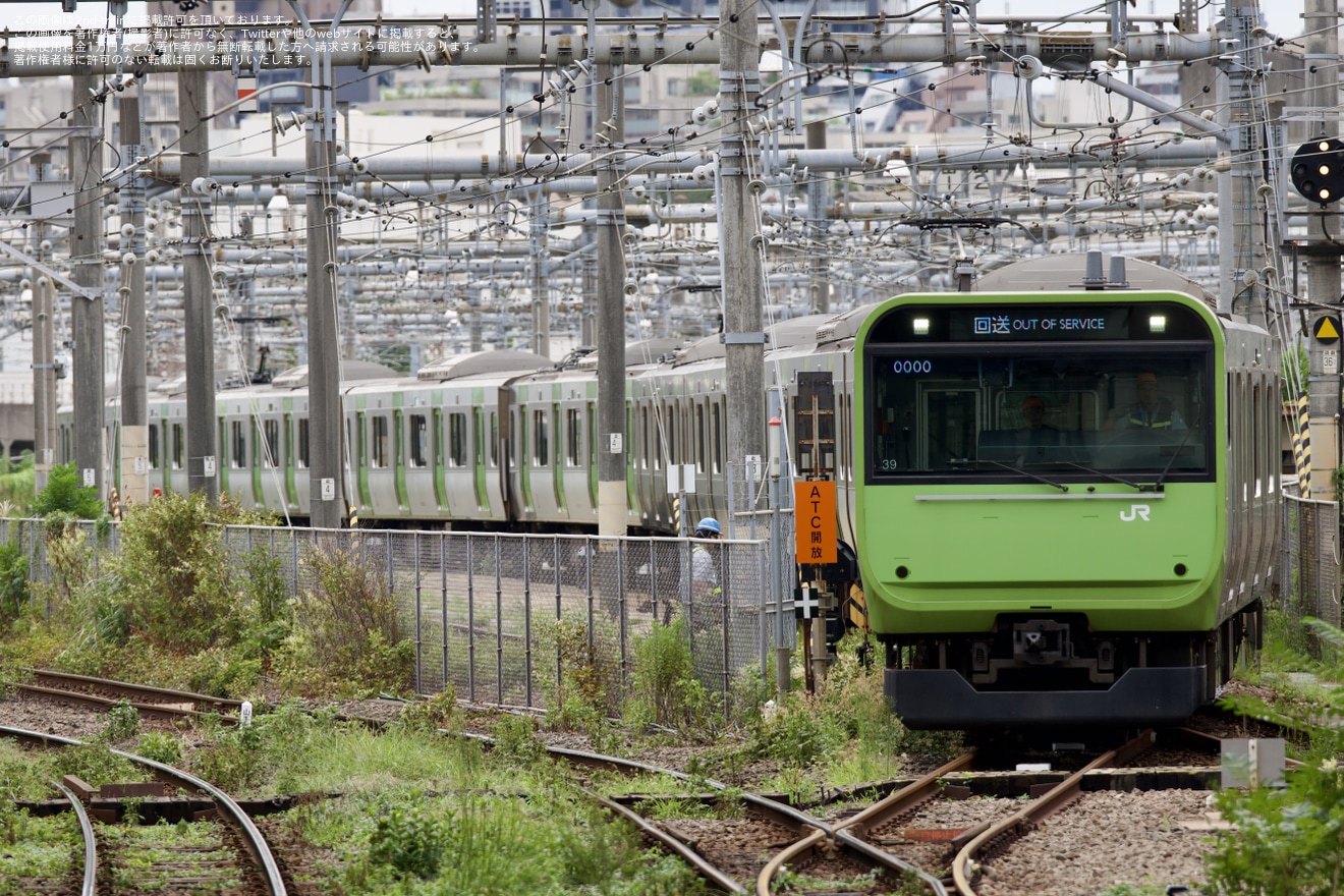 【JR東】E235系0番台トウ39編成が前頭部の塗装変更を終えて入換作業を実施の拡大写真