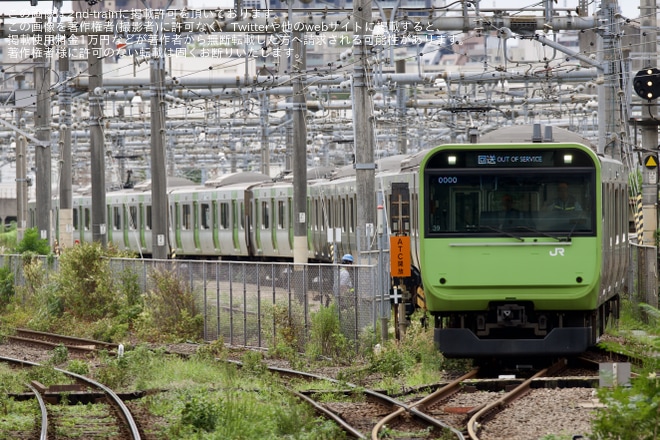 【JR東】E235系0番台トウ39編成が前頭部の塗装変更を終えて入換作業を実施