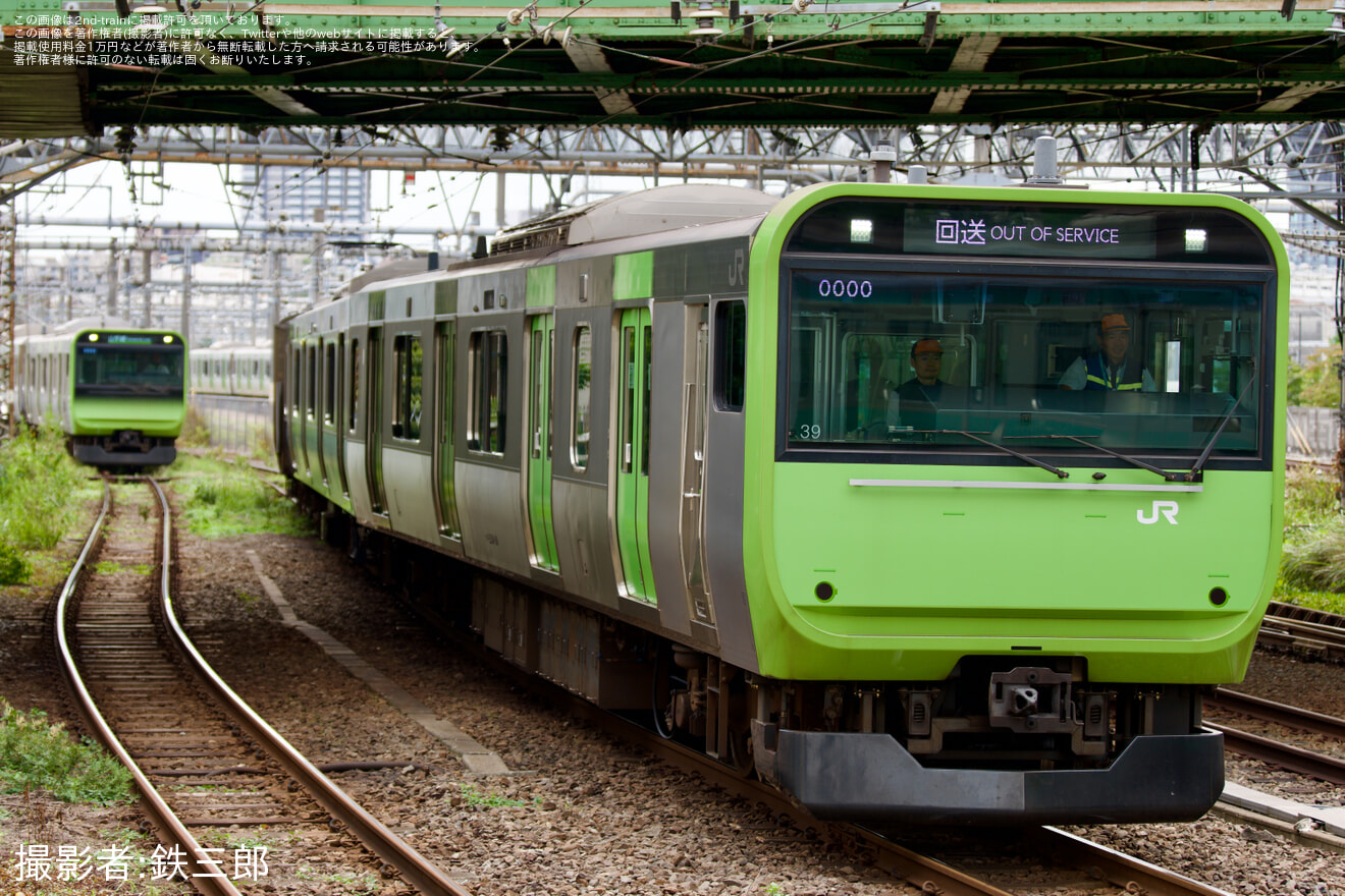 【JR東】E235系0番台トウ39編成が前頭部の塗装変更を終えて入換作業を実施の拡大写真