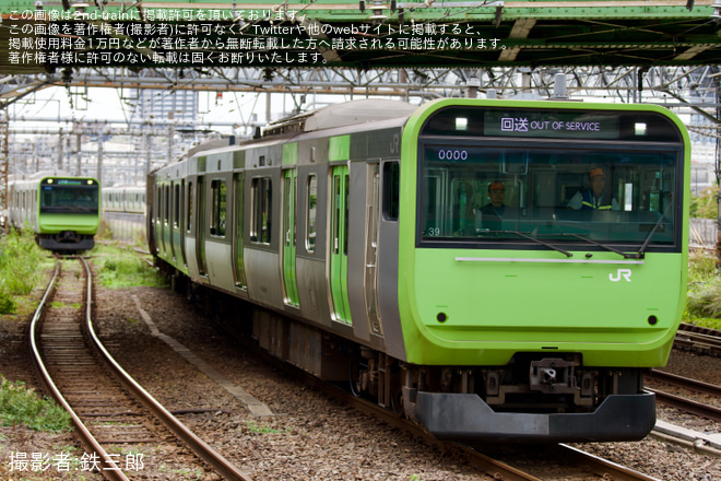 【JR東】E235系0番台トウ39編成が前頭部の塗装変更を終えて入換作業を実施