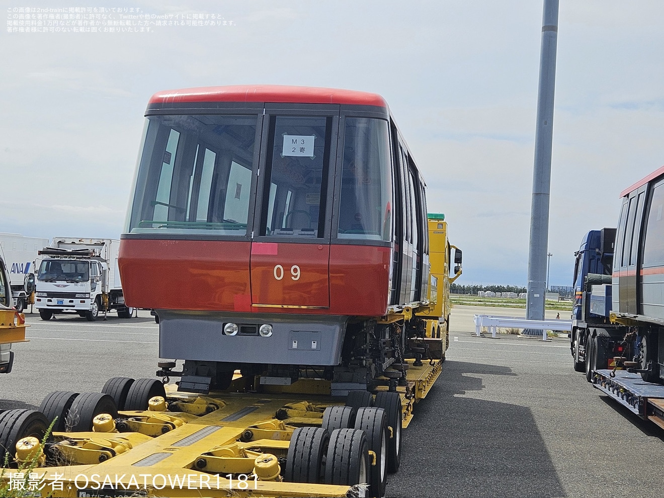 【関空】ウイングシャトル(水平式エレベーター)がエプロンに留置の拡大写真