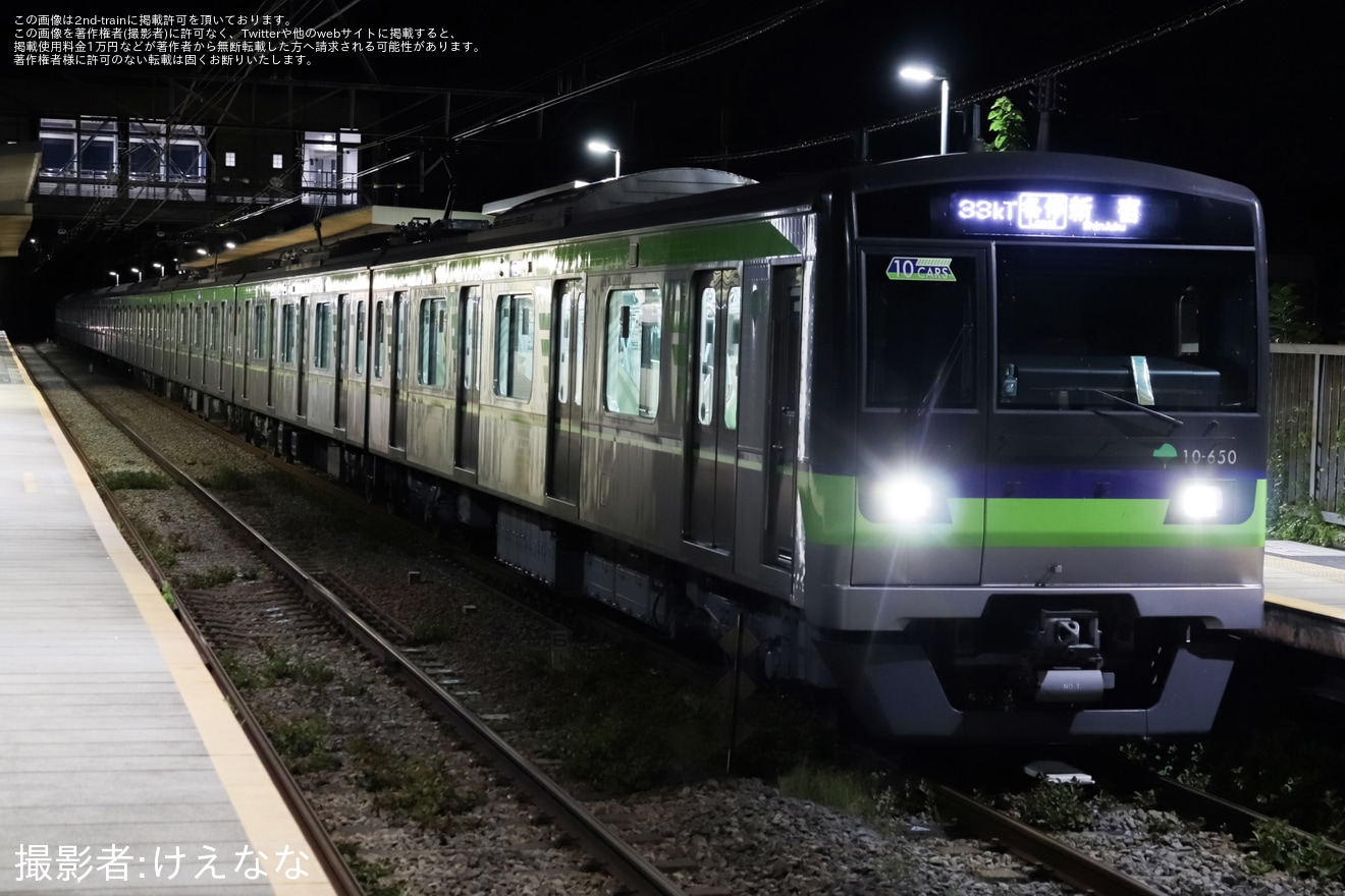 【都営】10-300形10-650Fがダイヤ乱れの影響で高尾山口への拡大写真