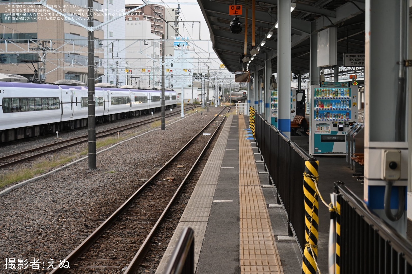【JR東】松本駅の0番線の使用停止後の処置として転落防止柵新設工事が実施済の拡大写真