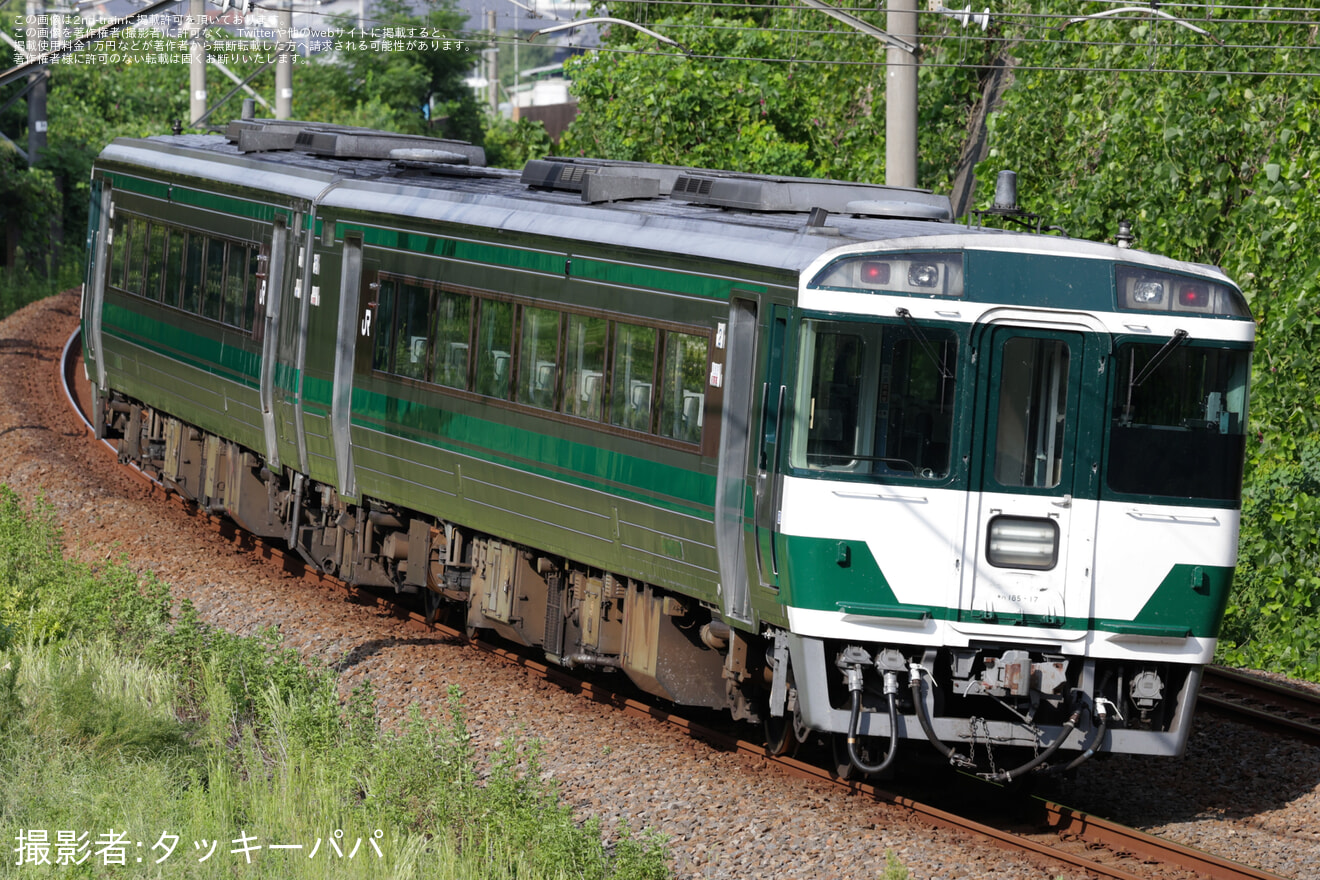 【JR四】多客に伴い特急いしづち号キハ185系国鉄色ペアで代走の拡大写真