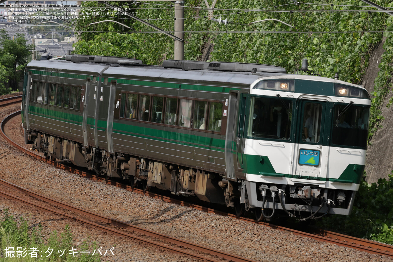 【JR四】多客に伴い特急いしづち号キハ185系国鉄色ペアで代走の拡大写真