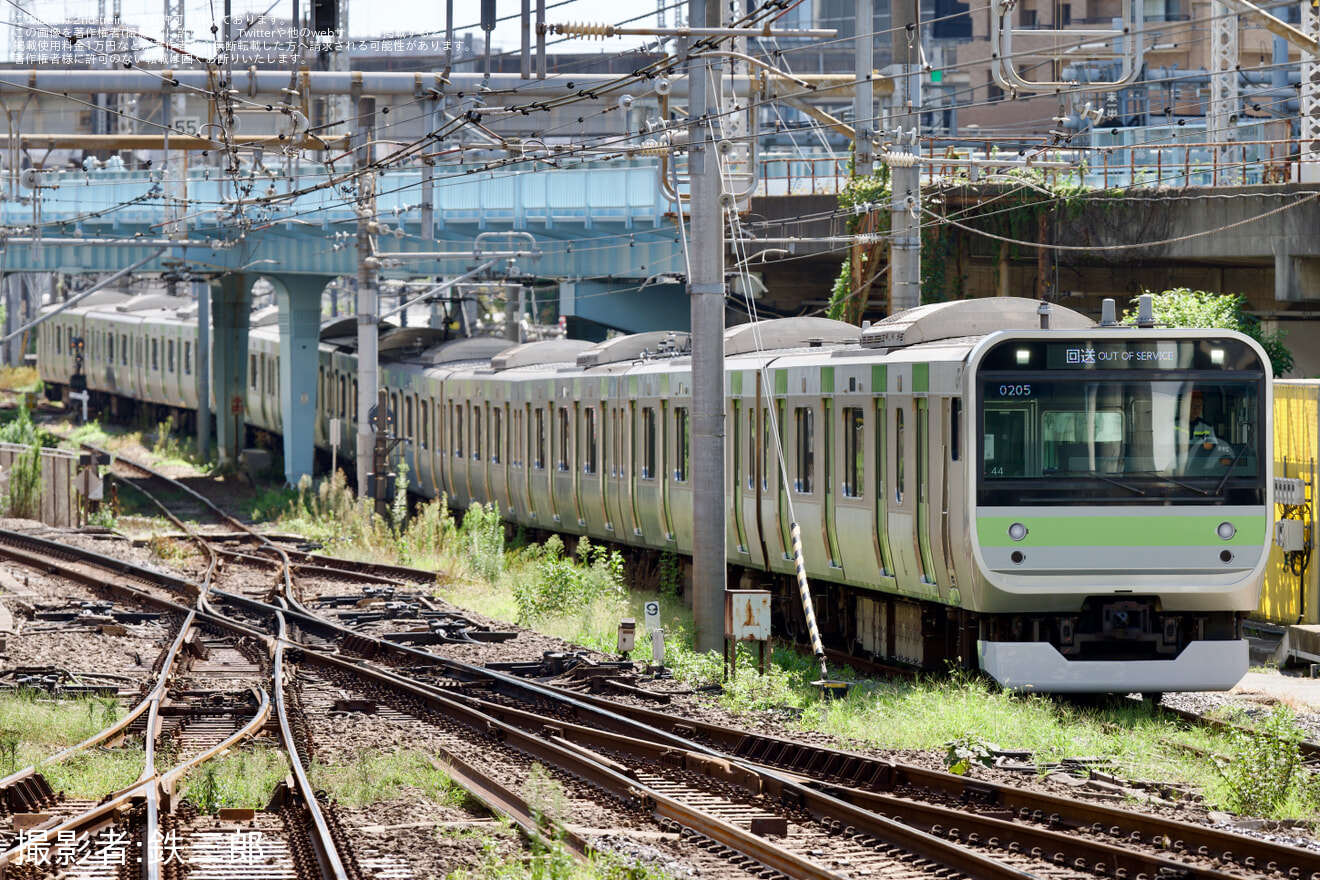 【JR東】E235系トウ44編成が205系風ラッピングになり出場の拡大写真