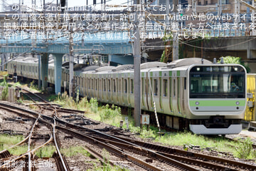 【JR東】E235系トウ44編成が205系風ラッピングになり出場