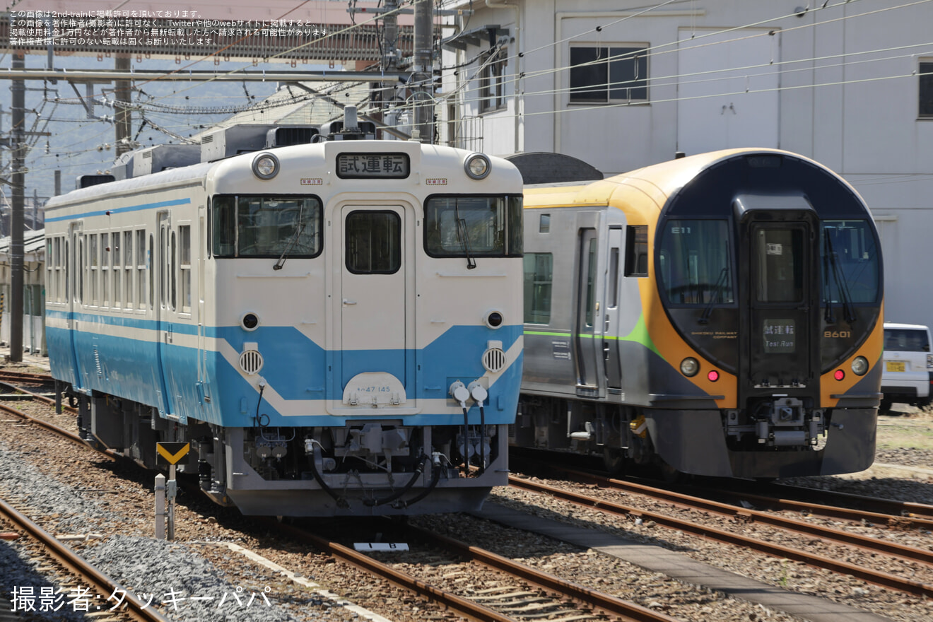 【JR四】8600系E11編成が検査を終えて多度津工場出場の拡大写真