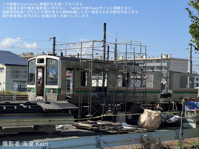 【JR東】719系5000番台Y11編成のクハ718-5011が車体解体中を新庄駅付近で撮影した写真