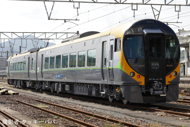 多度津駅で撮影された【JR四】8600系E11編成が検査を終えて多度津工場出場