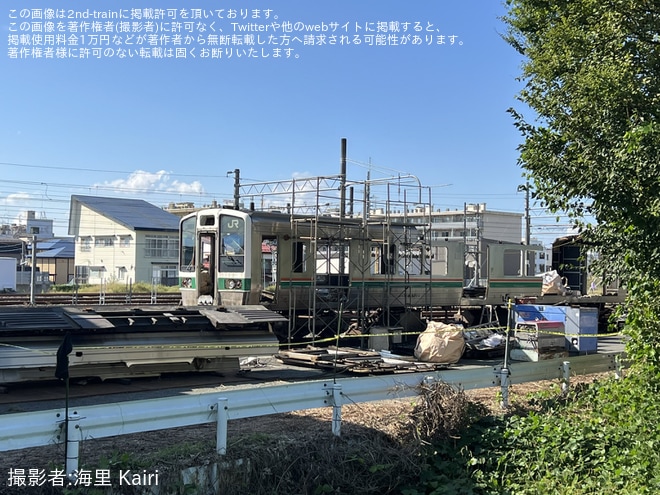 【JR東】719系5000番台Y11編成のクハ718-5011が車体解体中を新庄駅付近で撮影した写真